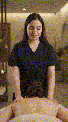 Sessão de massoterapia com Monique Duarte